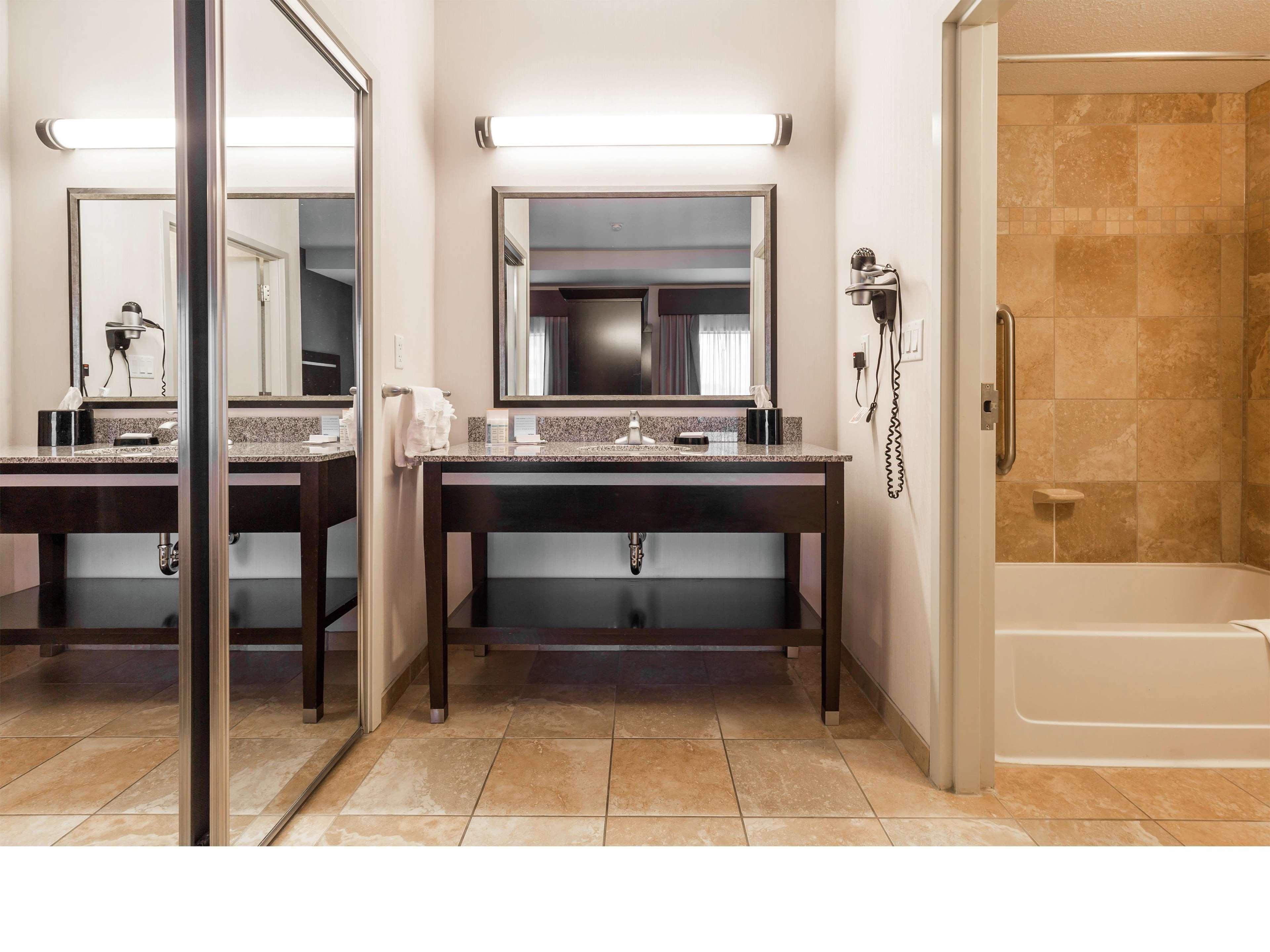 Hampton Inn & Suites By Hilton Lethbridge Buitenkant foto