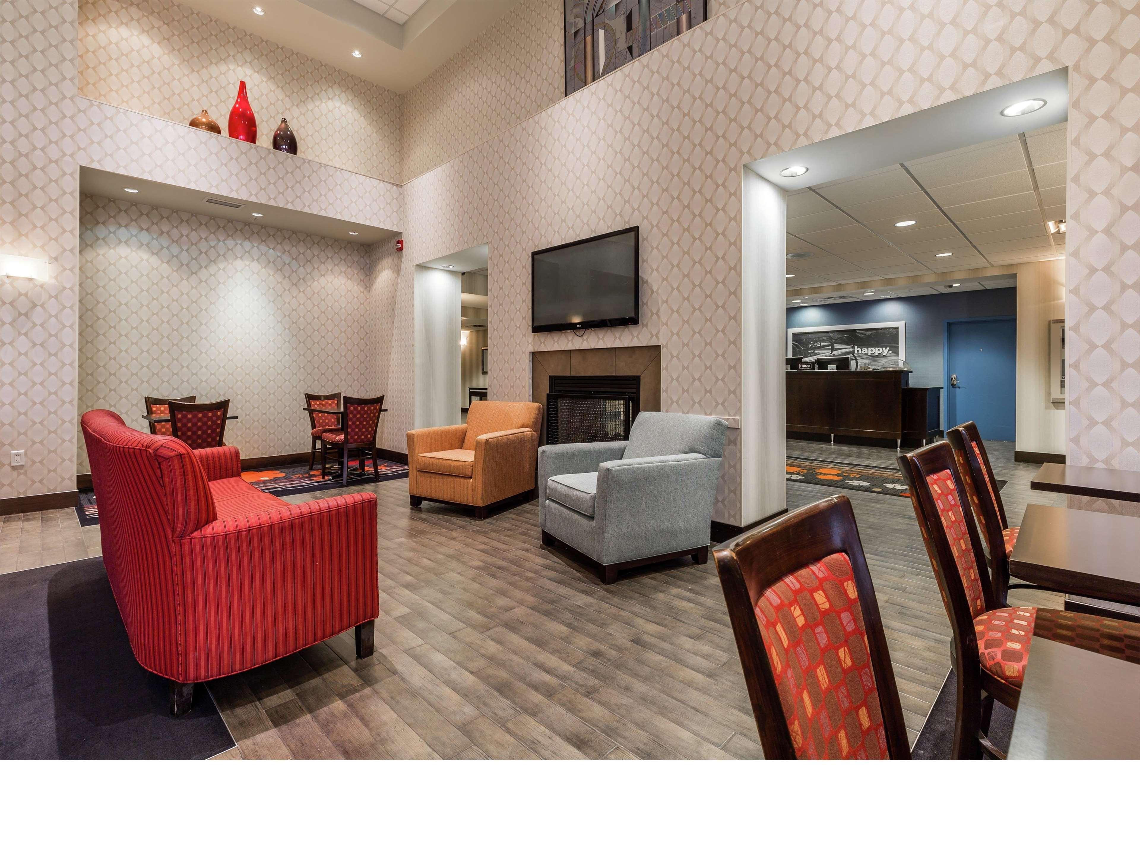 Hampton Inn & Suites By Hilton Lethbridge Buitenkant foto